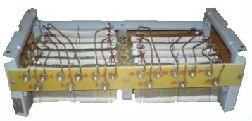 Блок с проволочными элементами резисторов, вывода смонтированные на текстолитовой пластине